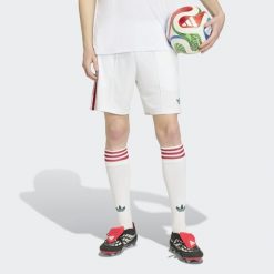 Spodenki wyjazdowe Węgry 26. Białe szorty Adidas, bez wzorów, sportowe. Za 199.00 zł.