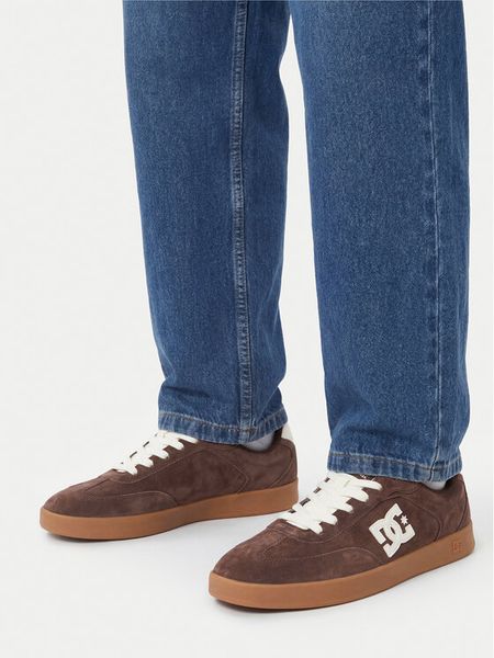 DC Shoes Sneakersy EO-MP40-853SHC2 Brązowy. Brązowe buty sportowe casual DC Shoes, bez wzorów, z nubiku, bez zapięcia. Za 329.99 zł.