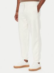 Guess Spodnie dresowe Z6YB13 K4965 Kremowy Regular Fit. Białe spodnie materiałowe Guess, m, z aplikacjami, z bawełny. Za 394.99 zł.