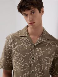 Koszula comfort z haftem - oliwkowy. Zielone koszule Reserved, l, bez wzorów, z bawełny, bez kołnierzyka, bez ramiączek. Za 139.99 zł.