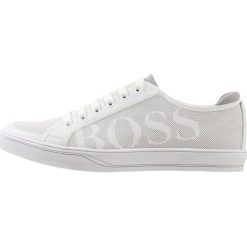 BOSS ATHLEISURE ATTITUDE TENN LUX Sneakersy niskie white. Buty sportowe casual marki BOSS ATHLEISURE. W wyprzedaży za 467.35 zł.