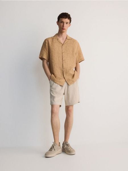 Koszula comfort fit z lyocellem - brązowy. Brązowe koszule Reserved, l, bez wzorów, z lyocellu, bez kołnierzyka, bez ramiączek. W wyprzedaży za 49.99 zł.