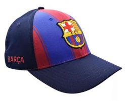 Czapka z daszkiem FC Barcelona 2025/26 - oficjalna licencjonowana. Niebieskie czapki z daszkiem FC Barcelona, bez wzorów, z materiału. Za 94.42 zł.