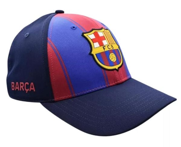 Czapka z daszkiem FC Barcelona 2025/26 - oficjalna licencjonowana. Niebieskie czapki z daszkiem FC Barcelona, bez wzorów, z poliesteru. Za 94.05 zł.