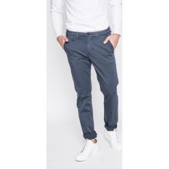 Guess Jeans - Spodnie Alain. Eleganckie spodnie marki Guess Jeans. W wyprzedaży za 239.90 zł.