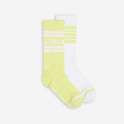 Skarpety do połowy łydki 2 sztuki. Białe skarpety Decathlon, bez wzorów, z bawełny. Za 39.99 zł.