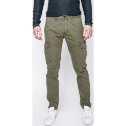 Wrangler - Spodnie CARGO. Eleganckie spodnie marki Wrangler. W wyprzedaży za 279.90 zł.