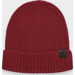 Czapka męska CAM202 - burgund. Czerwone czapki zimowe 4F, bez wzorów. Za 39.99 zł.