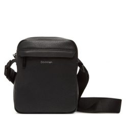Saszetka Calvin Klein. Czarne torby na ramię CALVIN KLEIN, bez wzorów, małe, bez dodatków. Za 259.99 zł.