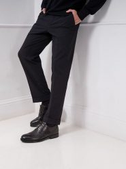 British Passport Skórzane trzewiki w kolorze brązowym rozmiar: 44. Brązowe botki sznurowane British Passport, bez wzorów, bez obcasa, bez zapięcia. Za 448.99 zł.