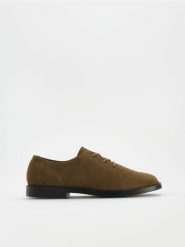 Zamszowe półbuty - brązowy. Brązowe eleganckie półbuty Reserved, bez wzorów, ze skóry, bez obcasa, bez zapięcia. Za 199.99 zł.