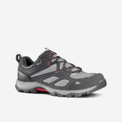 Buty turystyczne męskie Quechua MH100 wodoodporne. Czerwone buty trekkingowe QUECHUA, bez wzorów, z kauczuku, bez zapięcia, trekkingowe. Za 199.99 zł.