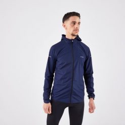 Kurtka do biegania w terenie wiatrówka męska Kiprun Run 900 Wind. Niebieskie kurtki KIPRUN, l, bez wzorów, z materiału, bez kaptura. Za 169.99 zł.