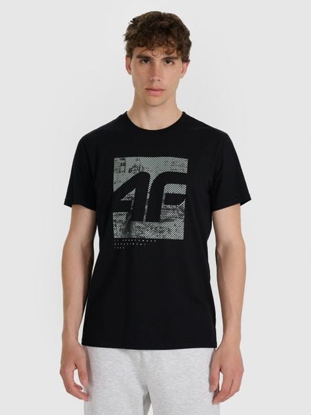 4F T-shirt regular z nadrukiem męski - czarny M. Czarne t-shirty 4F, m, bez wzorów, z bawełny, bez kołnierzyka, bez ramiączek. W wyprzedaży za 59.99 zł.