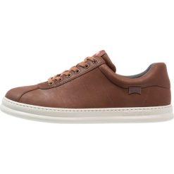 Camper RUNNER Sneakersy niskie medium brown. Buty sportowe casual marki Camper. W wyprzedaży za 391.20 zł.