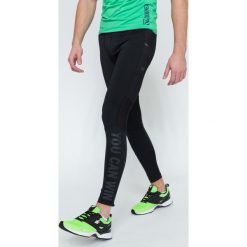 Getry treningowe męskie SPMF200 - głęboka czerń. Czarne legginsy długie sportowe marki 4F, z elastanu. W wyprzedaży za 79.99 zł.