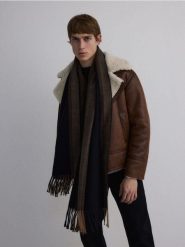 Szalik z frędzlami - beżowy. Brązowe szaliki Reserved, bez wzorów. W wyprzedaży za 55.99 zł.