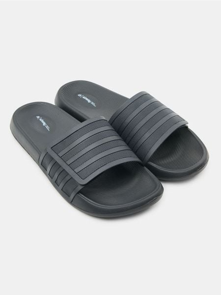 Klapki z fakturalną cholewką - czarny. Czarne klapki Sinsay. Za 29.99 zł.