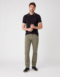 WRANGLER TEXAS SLIM MĘSKIE SPODNIE MATERIAŁOWE DUSTY OLIVE W12SWA275 112126533. Zielone spodnie materiałowe Wrangler, l, bez wzorów, z materiału. Za 219.99 zł.