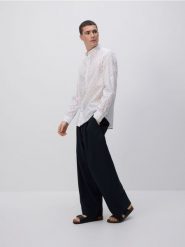 Bawełniana koszula regular fit - biały. Białe koszule Reserved, l, bez wzorów, z bawełny, bez kołnierzyka, bez ramiączek. W wyprzedaży za 45.99 zł.