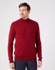 WRANGLER SEASONAL KNIT MĘSKI SWETER GOLF RHUBARB RED W8D12PXRO 112321350. Czerwone golfy Wrangler, m, bez wzorów, bez ramiączek. Za 169.99 zł.