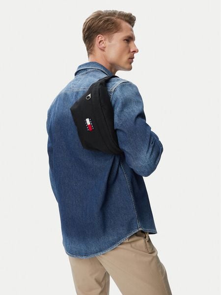 Tommy Jeans Nerka Tjm Ess Daily Bumbag AM0AM14345 Czarny. Czarne saszetki i nerki Tommy Jeans, bez wzorów, z jeansu. Za 209.99 zł.