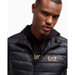 Kamizelka puchowa męska EA7 Emporio Armani sportowa ocieplana czarna. Czarne kamizelki sportowe EA7, m, bez wzorów, z puchu, bez kaptura, trekkingowe. Za 569.00 zł.