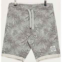 Dresowe szorty z nadrukiem - Jasny szary. Krótkie spodenki sportowe marki Cropp. Za 69.99 zł.