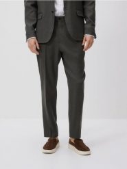 Garniturowe spodnie carrot z lnem - ciemnozielony. Zielone garnitury Reserved, bez wzorów, z bawełny. Za 199.99 zł.