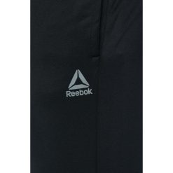 Reebok - Spodnie. Czarne spodnie treningowe długie Reebok, m, bez wzorów, z dzianiny. W wyprzedaży za 159.90 zł.