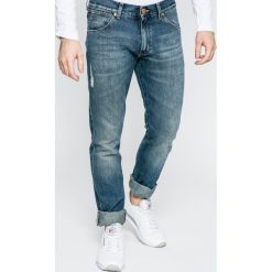 Wrangler - Jeansy Larston. Jeansy marki Wrangler. W wyprzedaży za 179.90 zł.
