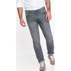 SPODNIE MĘSKIE JEANSOWE Z LEKKIM OPRANIEM O KROJU SLIM. Szare spodnie materiałowe TOP SECRET, na co dzień, na jesień, l, bez wzorów, z jeansu. W wyprzedaży za 54.99 zł.