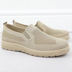 Półbuty męskie wsuwane beżowe News 1022. Brązowe eleganckie półbuty NEWS, bez wzorów, z materiału, bez obcasa, bez zapięcia. Za 58.50 zł.