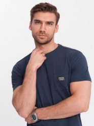 Casualowy t-shirt męski z naszywką na kieszeni – granatowy V10 OM-TSCT-0109 - XXL. Niebieskie t-shirty Ombre Clothing, l, z aplikacjami, z bawełny, bez kołnierzyka, bez ramiączek. Za 77.99 zł.