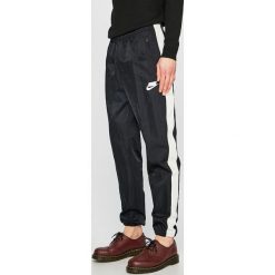 Nike Sportswear - Spodnie. Spodnie materiałowe marki Nike Sportswear. W wyprzedaży za 239.90 zł.