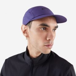 Czapka z daszkiem do biegania Kiprun ultralekka. Fioletowe czapki z daszkiem KIPRUN, bez wzorów, z elastanu. W wyprzedaży za 34.99 zł.