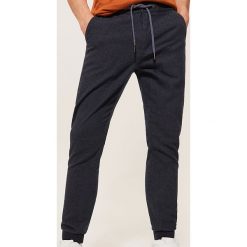 Spodnie typu jogger - Granatowy. Joggery i bojówki marki Under Armour. Za 129.99 zł.