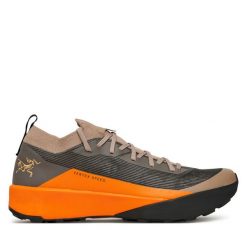 Buty do biegania Arc'teryx. Brązowe buty do biegania Arc'teryx, bez wzorów, bez zapięcia, do biegania. Za 849.99 zł.