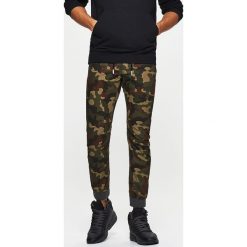 Dresowe joggery camo - Khaki. Joggery i bojówki marki Cropp. W wyprzedaży za 49.99 zł.