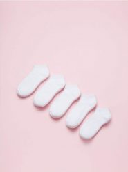 Skarpetki BASIC 5 pack - biały. Białe skarpety Sinsay, bez wzorów. Za 9.99 zł.