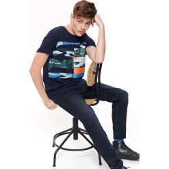 T-SHIRT Z NADRUKIEM MORO. Szare bluzki z długim rękawem TOP SECRET, l, bez wzorów, bez kołnierzyka, bez ramiączek. W wyprzedaży za 19.99 zł.