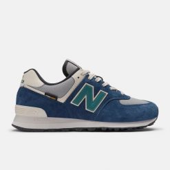 Sneakersy męskie New Balance U574SOA. Niebieskie buty sportowe casual New Balance, bez wzorów, bez zapięcia. Za 549.00 zł.