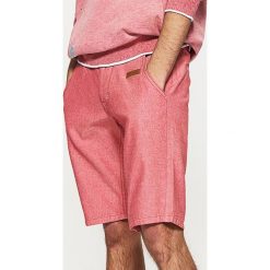 Klasyczne szorty - Czerwony. Szorty marki Cropp. W wyprzedaży za 39.99 zł.