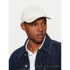 Czapka z daszkiem Guess. Białe czapki z daszkiem Guess, z aplikacjami. Za 109.99 zł.