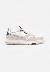 Białe Klasyczne Buty Sportowe Sneakersy na Płaskiej Podeszwie Railin. Białe buty sportowe casual Born2be, bez wzorów, z jeansu, bez zapięcia. W wyprzedaży za 127.99 zł.