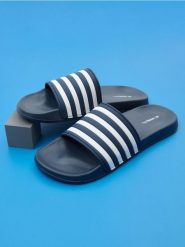Klapki - granatowy. Niebieskie klapki Sinsay. Za 29.99 zł.