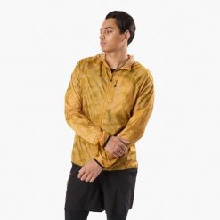 Kurtka wiatrówka treningowa męska Swedemount Packable szybkoschnąca oddychająca. Żółte kurtki softshell SWEDEMOUNT, m, bez wzorów, z softshellu, bez kaptura. Za 199.99 zł.