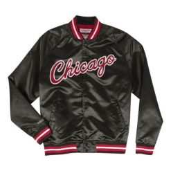 Lekka satynowa kurtka Chicago Bulls. Czarne kurtki Mitchell & Ness, bez wzorów, z satyny, bez kaptura. Za 517.00 zł.