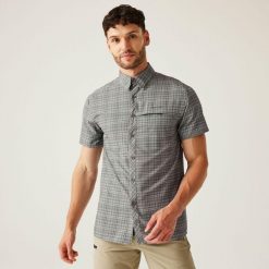 Travel Packaway męska koszula z krótkim rękawem. Zielone koszule Regatta, m, bez wzorów, bez kołnierzyka, bez ramiączek. Za 232.00 zł.