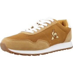 Buty LE COQ SPORTIF ASTRA_2 Brązowy. Brązowe buty trekkingowe le coq sportif, bez wzorów, z tkaniny, bez zapięcia. Za 297.99 zł.